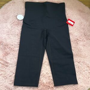 Spanx NEW  BOOTY BOOST CROPPED LEGGINGS